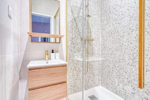 Shower, hair dryer - Charmant appartement climatisé - Paris 17, design (Paris)