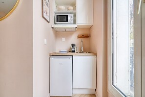 Fridge, microwave, stovetop, coffee/tea maker - Charmant appartement climatisé - Paris 17, design (Paris)