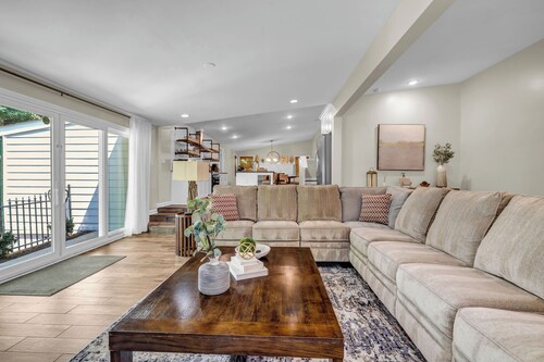 Lakefront 4 BR with Pool + Swim Dock – Entire Home in Buford, GA