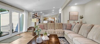 Lakefront 4 BR with Pool + Swim Dock – Entire Home in Buford, GA