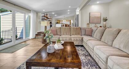 Lakefront 4 BR with Pool + Swim Dock – Entire Home in Buford, GA