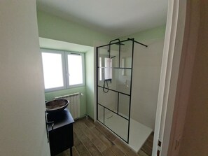Shower, towels, toilet paper - Apparently for 8 people in the Cevennes (Le Martinet)
