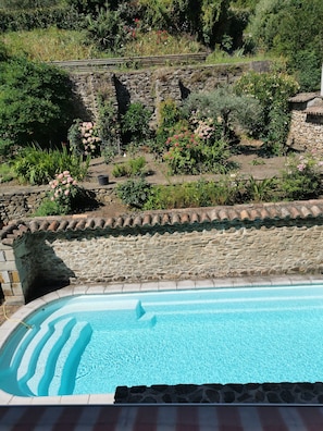 Pool - Apparently for 8 people in the Cevennes (Le Martinet)
