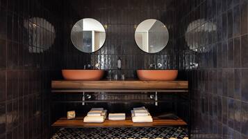 Junior Suite | Bathroom | Shower, free toiletries, hair dryer, towels