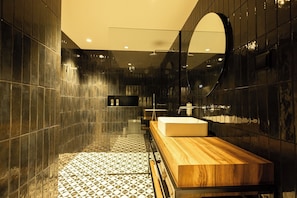 Een douche, gratis toiletartikelen, een haardroger, handdoeken