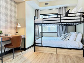 2 habitaciones, tabla de planchar con plancha, cuna de viaje y wifi 