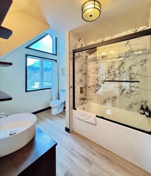 Regadera, secadora de cabello, toallas 