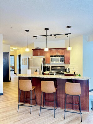 Fridge, microwave, stovetop, dishwasher