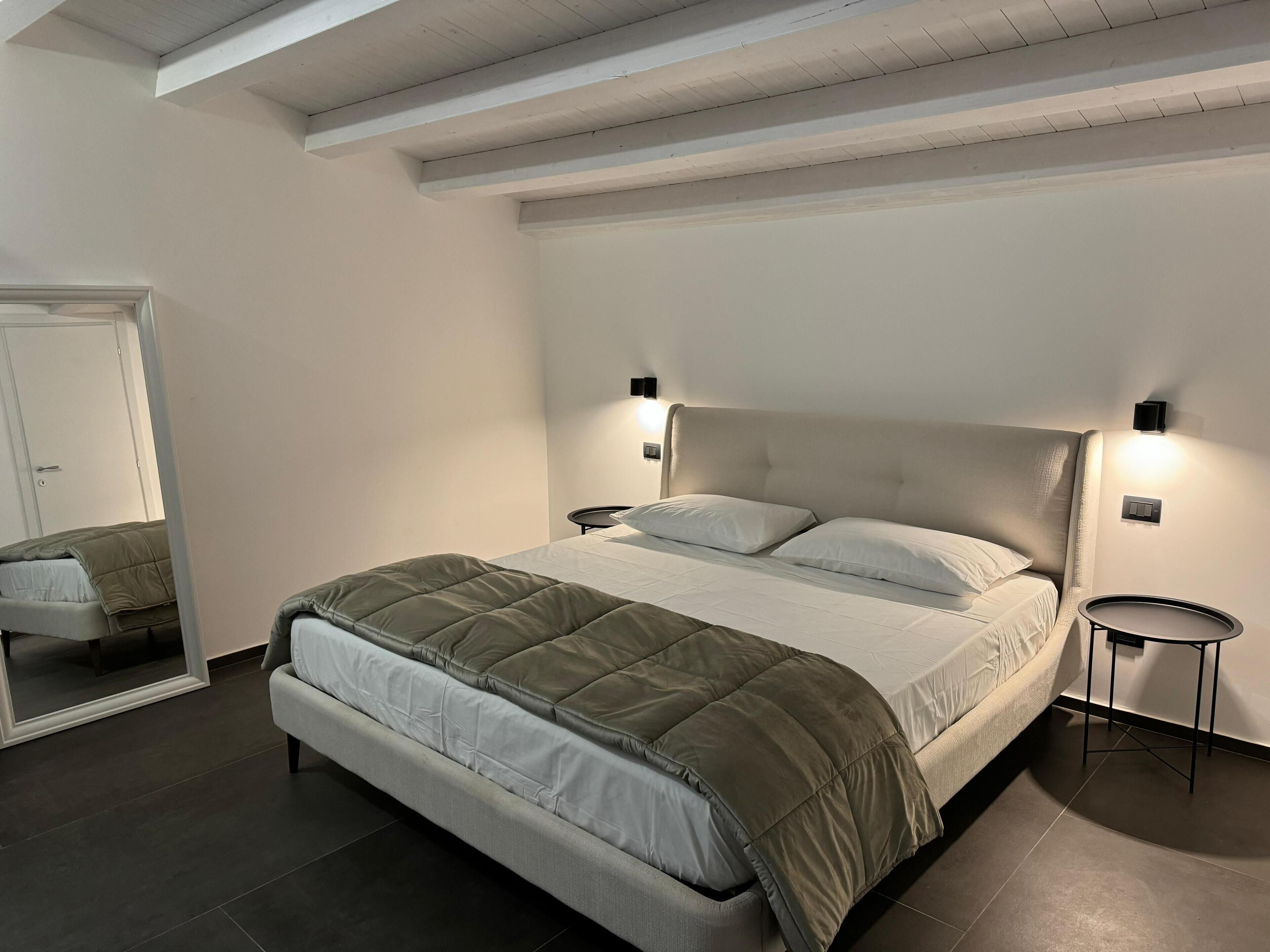 6 bedrooms, WiFi, bed sheets