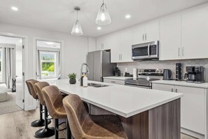 Réfrigérateur, micro-ondes, plaque de cuisson, lave-vaisselle