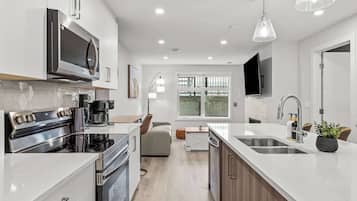 Een koelkast, een microgolfoven, een kookplaat, een vaatwasser