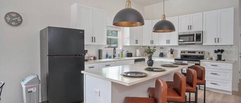 Kühlschrank, Mikrowelle, Ofen, Herdplatte