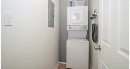 Historic Comfort 2BR/1BA Guesthouse Near Riverwalk