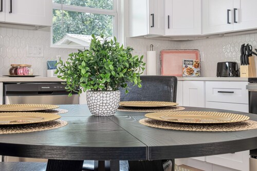 Historic Comfort 2BR/1BA Guesthouse Near Riverwalk