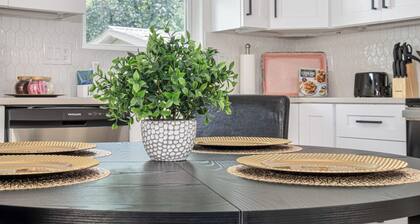 Historic Comfort 2BR/1BA Guesthouse Near Riverwalk