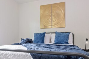 Iron/ironing board, WiFi, bed sheets