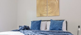 Historic Comfort 2BR/1BA Guesthouse Near Riverwalk