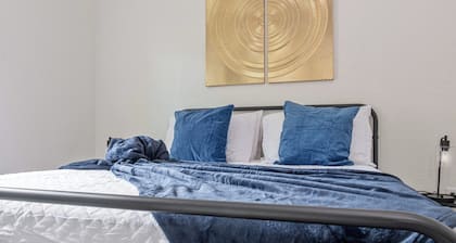 Historic Comfort 2BR/1BA Guesthouse Near Riverwalk