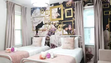 3 bedrooms, desk, iron/ironing board, free WiFi