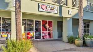 En bygning med et skilt, der siger "I ♥ CANDY ICE CREAM", og en stor reklame for is.