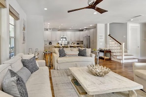 Casa, letti multipli (Cypress Cottage) | Area soggiorno | TV