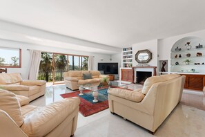 Fernseher, Kamin, Tischtennisplatte