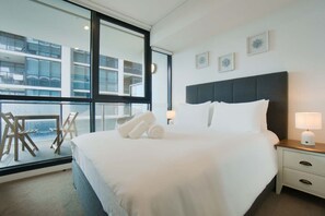 Tabla de planchar con plancha, wifi y ropa de cama 