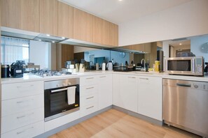 Kjøleskap, mikrobølgeovn, ovn og kokeplater