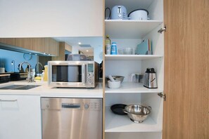 Kühlschrank, Mikrowelle, Ofen, Herdplatte