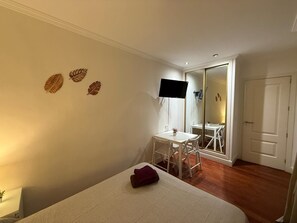 Double Room, Private Bathroom | Meja, seterika/papan seterika, Wi-fi percuma 