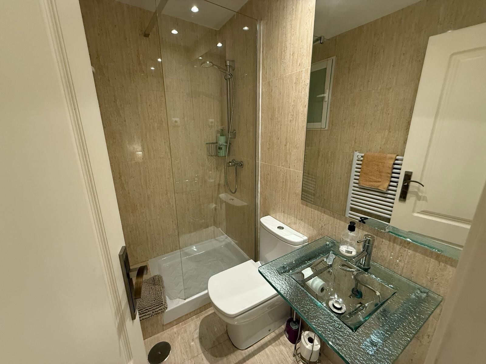 Habitación doble, baño privado | Escritorio, tabla de planchar con plancha, wifi gratis