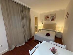 Habitación doble, baño privado | Escritorio, tabla de planchar con plancha, wifi gratis