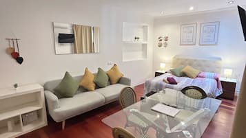 Habitación triple, baño compartido | Escritorio, tabla de planchar con plancha, wifi gratis