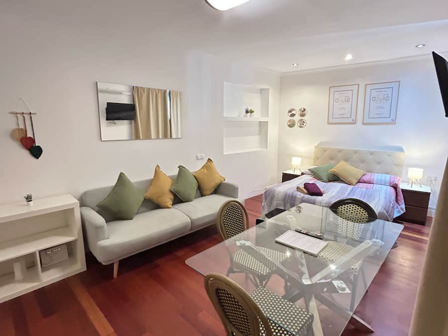 Habitación triple, baño compartido | Escritorio, tabla de planchar con plancha y wifi gratis