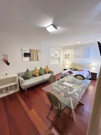 Escritorio, tabla de planchar con plancha y wifi gratis . Rooms Angel