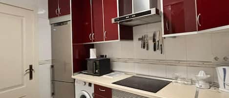 Refrigerador, microondas, parrilla de estufa y tostadora