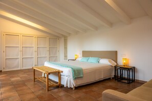 5 bedrooms, WiFi, bed sheets