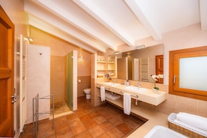 Shower, free toiletries, towels