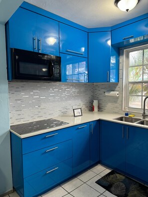 Køleskab, mikrobølgeovn, ovn, kogeplade