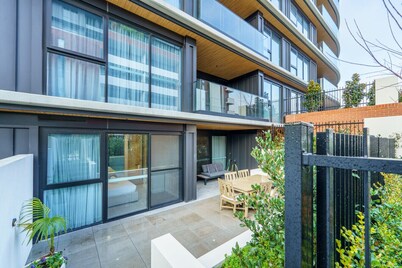 Luxury Griffith Retreat steps from Iconic Manuka