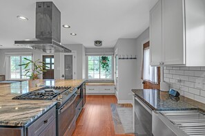 Fridge, microwave, dishwasher, coffee/tea maker