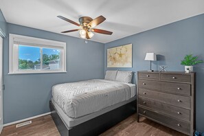 3 habitaciones, tabla de planchar con plancha, wifi y ropa de cama