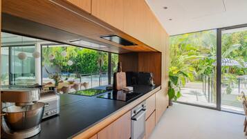 Réfrigérateur, micro-ondes, four, lave-vaisselle