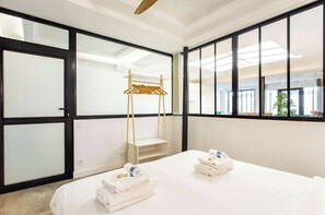 4 bedrooms, iron/ironing board, WiFi, bed sheets