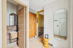 Dusche, Haartrockner, Handtücher