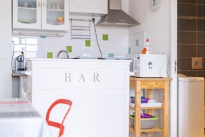 Fridge, microwave, oven, coffee/tea maker