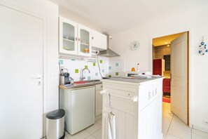 Fridge, microwave, oven, coffee/tea maker