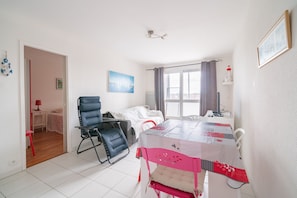 1 bedroom, iron/ironing board - L'Appart à L'Ouest - Face au port (Courseulles-sur-Mer)