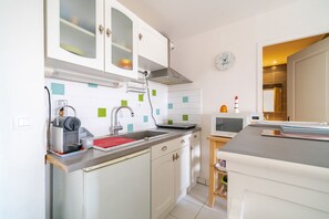 Fridge, microwave, oven, coffee/tea maker