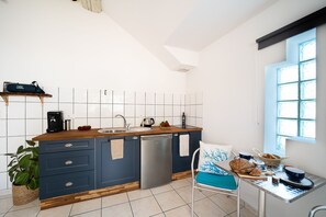 Kühlschrank, Mikrowelle, Wasserkocher mit Kaffee-/Teezubehör, Toaster